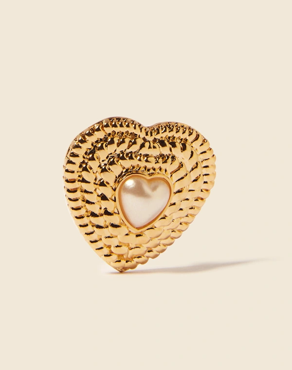 Brincos boucle em forma de coração, delicadamente texturizados e adornados com uma pérola. <br/>
Cada peça é meticulosamente feita à mão e possui um acabamento banhado a ouro. <br/>