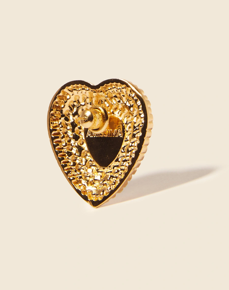 Brincos boucle em forma de coração, delicadamente texturizados e adornados com uma pérola. <br/>
Cada peça é meticulosamente feita à mão e possui um acabamento banhado a ouro. <br/>