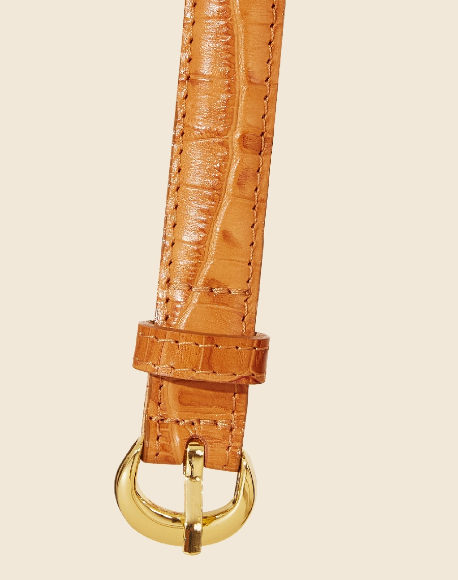Um cinto de design classico feito de couro croco, com uma fivela marcante. Sua parte interna é forrada de nobuck, proporcionando um toque suave e confortável.