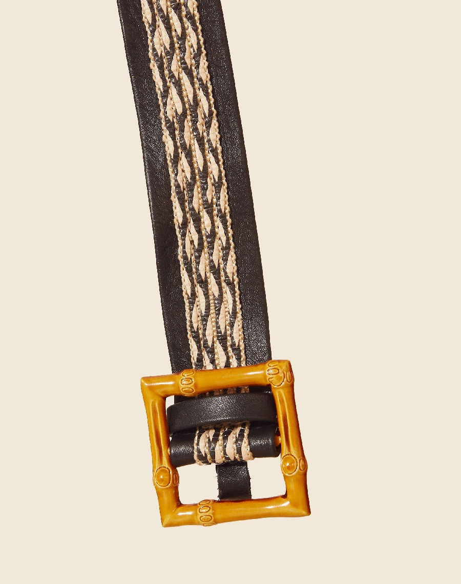 Cinto de ráfia com dois tons, apresentando uma fivela quadrada feita de resina que imita a aparência de bambu. <br/>
O cinto é adornado com um vivo de couro, adicionando um toque de elegância e sofisticação ao seu design.<br/>