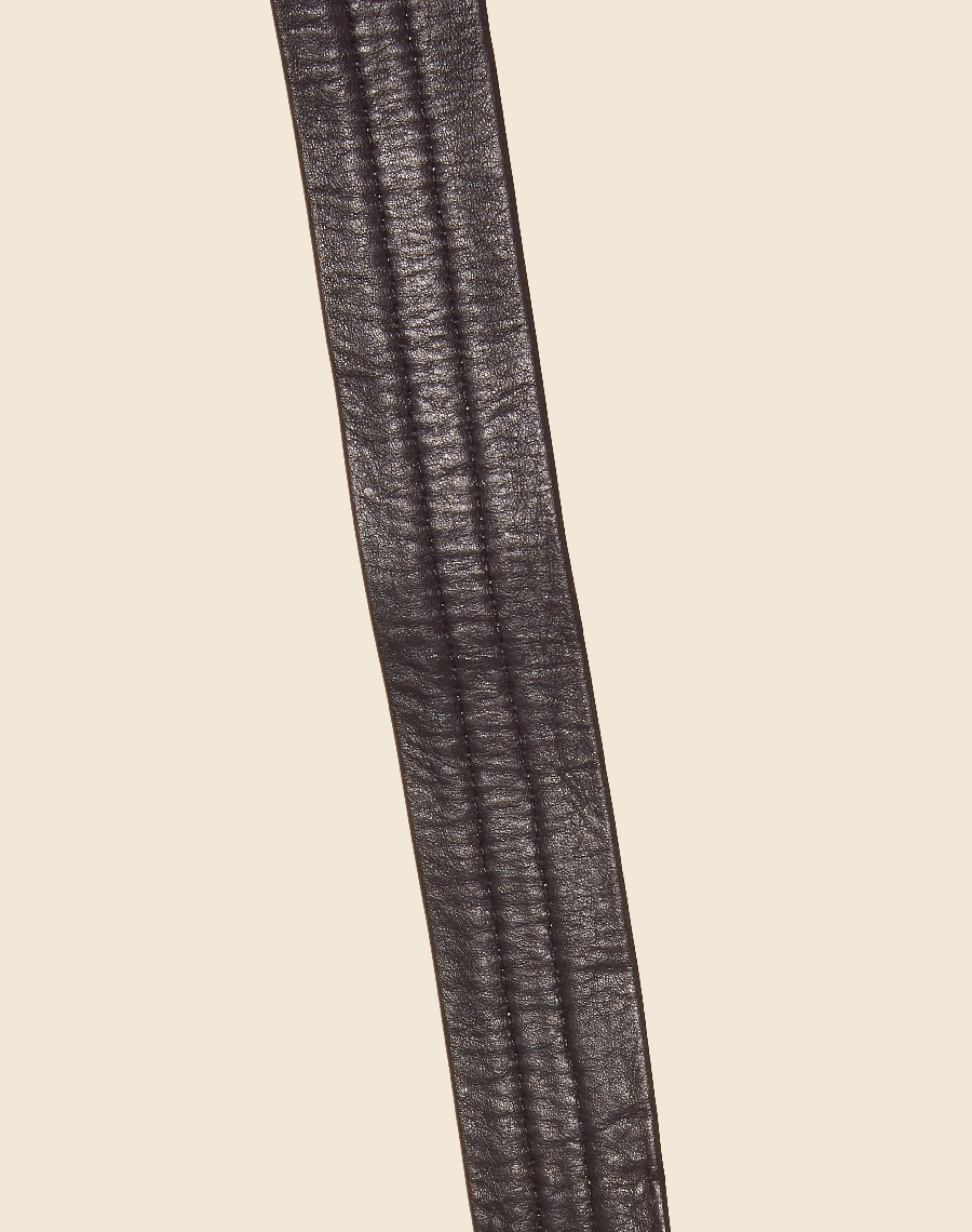 Cinto de ráfia com dois tons, apresentando uma fivela quadrada feita de resina que imita a aparência de bambu. <br/>
O cinto é adornado com um vivo de couro, adicionando um toque de elegância e sofisticação ao seu design.<br/>