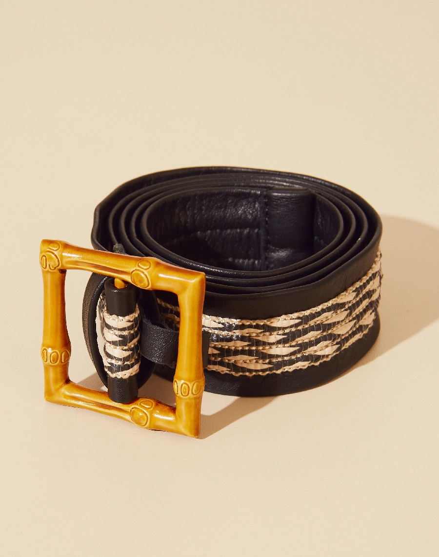 Cinto de ráfia com dois tons, apresentando uma fivela quadrada feita de resina que imita a aparência de bambu. <br/>
O cinto é adornado com um vivo de couro, adicionando um toque de elegância e sofisticação ao seu design.<br/>
