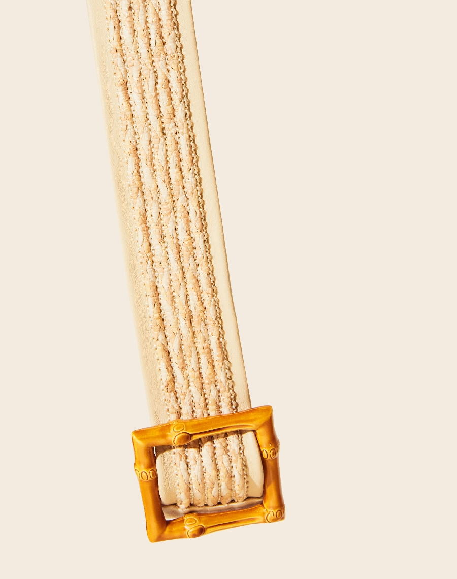 Cinto de ráfia com dois tons, apresentando uma fivela quadrada feita de resina que imita a aparência de bambu. <br/>
O cinto é adornado com um vivo de couro, adicionando um toque de elegância e sofisticação ao seu design.<br/>