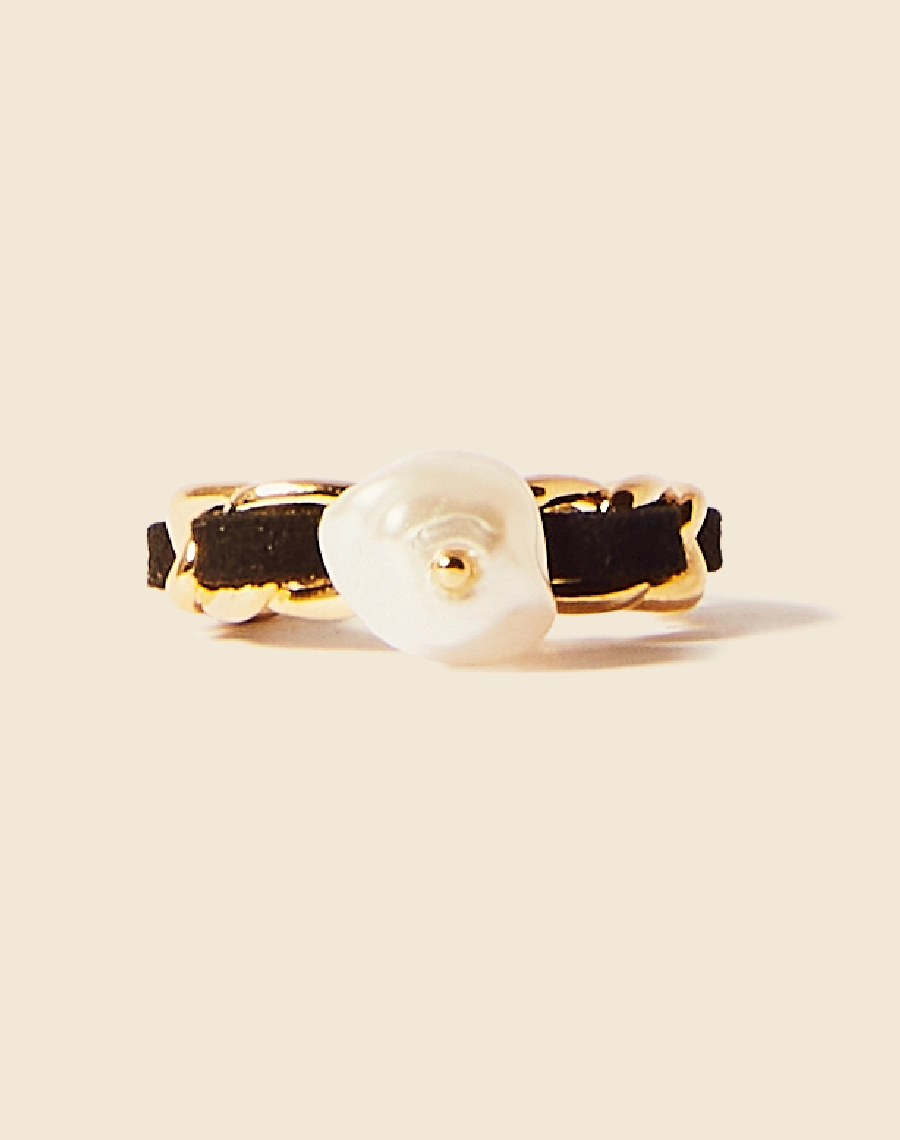 Anel Heart Chain confeccionado manualmente em corrente grumet  com banho de ouro 18K 20M e fio de couro.
Laterais cravejadas de zircônio e detalhes frontal com pérolas shell esmaltada. 
Anel sofisticado regulável. 