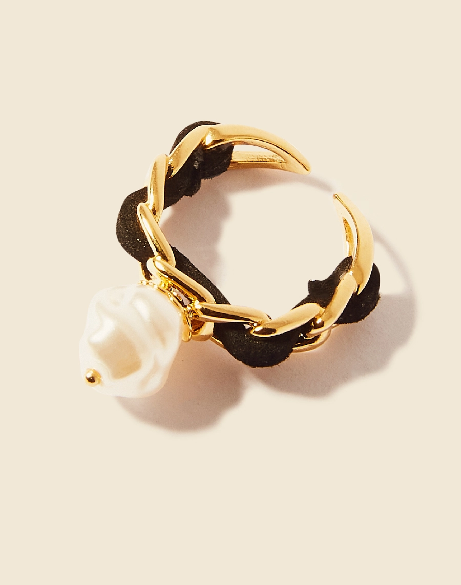 Anel Heart Chain confeccionado manualmente em corrente grumet  com banho de ouro 18K 20M e fio de couro.
Laterais cravejadas de zircônio e detalhes frontal com pérolas shell esmaltada. 
Anel sofisticado regulável. 