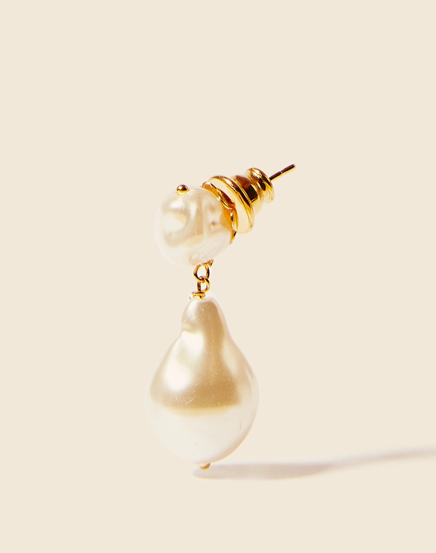 

Brinco Blend Of Pearls confeccionado manualmente. 
Brinco de pino com pérolas de abs barroca e shell, possui um designer delicado e sofisticado.
Banhado a ouro 18k 20m.

