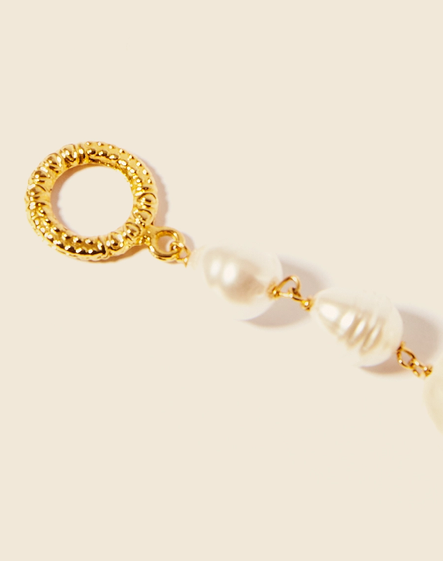 Pulseira Blend Of Pearls confeccionado manualmente. 
Pulseira com mix de pérolas de abs, seu fechamento é por fecho bóia banhado a ouro 18k 20m.
Pulseira de designer delicado e sofisticado, ideal para compor o seu look.