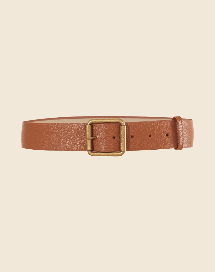 Cinto Zoe confeccionado em couro de alta qualidade, este cinto possui uma fivela clássica dourada que garante um ajuste perfeito e um acabamento sofisticado. <br/>
Perfeito para combinar com vestidos, calças ou saias, ele é um acessório versátil e indispensável no guarda-roupa feminino.

<br/>