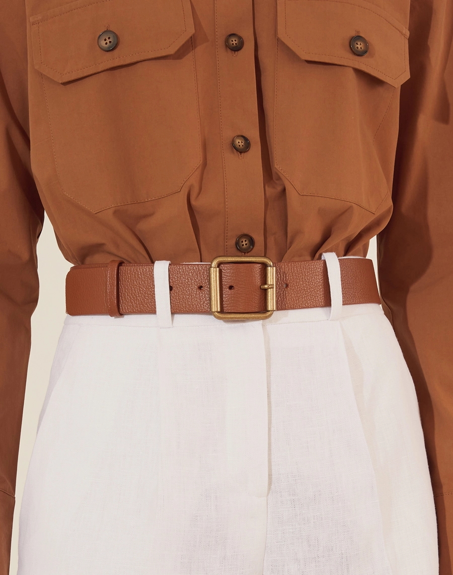 Cinto Zoe confeccionado em couro de alta qualidade, este cinto possui uma fivela clássica dourada que garante um ajuste perfeito e um acabamento sofisticado. <br/>
Perfeito para combinar com vestidos, calças ou saias, ele é um acessório versátil e indispensável no guarda-roupa feminino.

<br/>