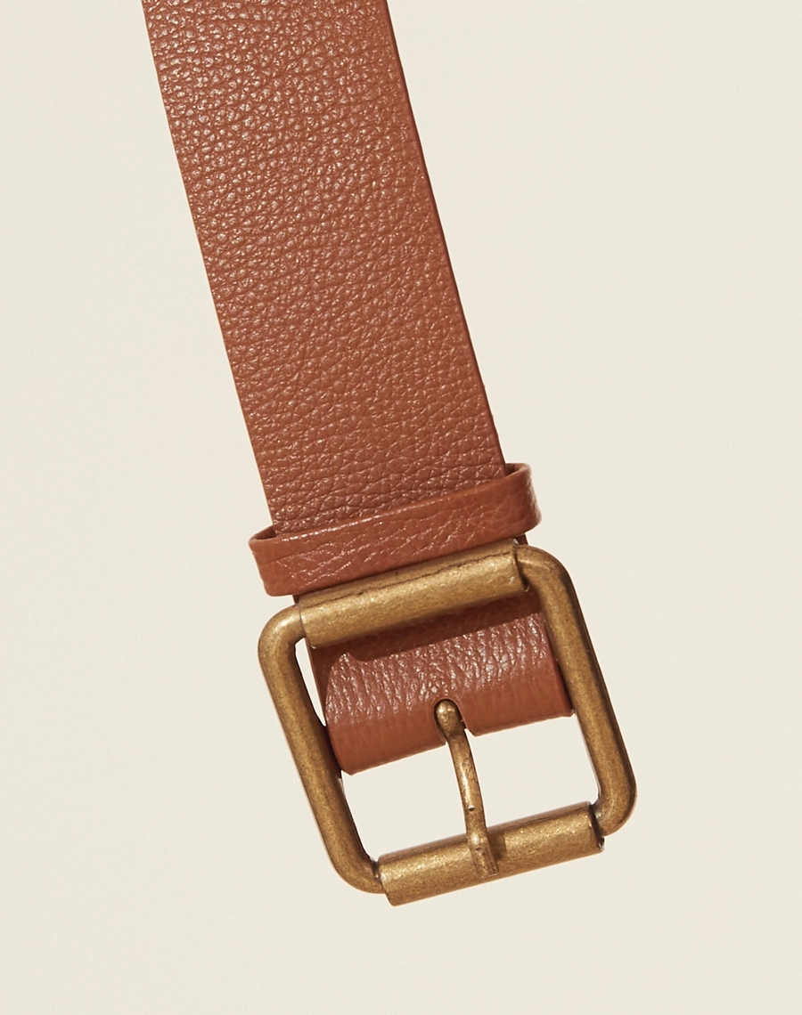 Cinto Zoe confeccionado em couro de alta qualidade, este cinto possui uma fivela clássica dourada que garante um ajuste perfeito e um acabamento sofisticado. <br/>
Perfeito para combinar com vestidos, calças ou saias, ele é um acessório versátil e indispensável no guarda-roupa feminino.

<br/>