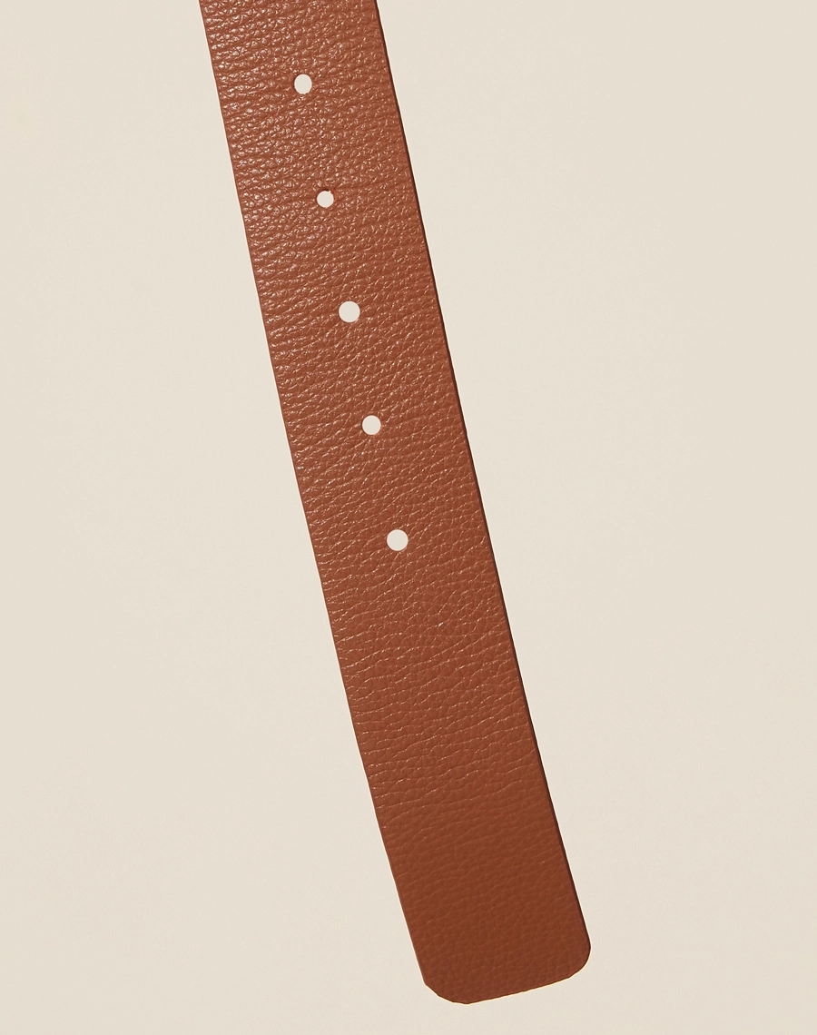 Cinto Zoe confeccionado em couro de alta qualidade, este cinto possui uma fivela clássica dourada que garante um ajuste perfeito e um acabamento sofisticado. <br/>
Perfeito para combinar com vestidos, calças ou saias, ele é um acessório versátil e indispensável no guarda-roupa feminino.

<br/>
