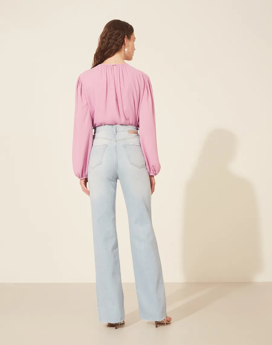 Calça Jeans Sophie Flare cintura alta confeccionada em algodão, dois bolsos frontais básicos e dois posteriores.<BR>Fechamento frontal com zíper e botão de metal.<BR>