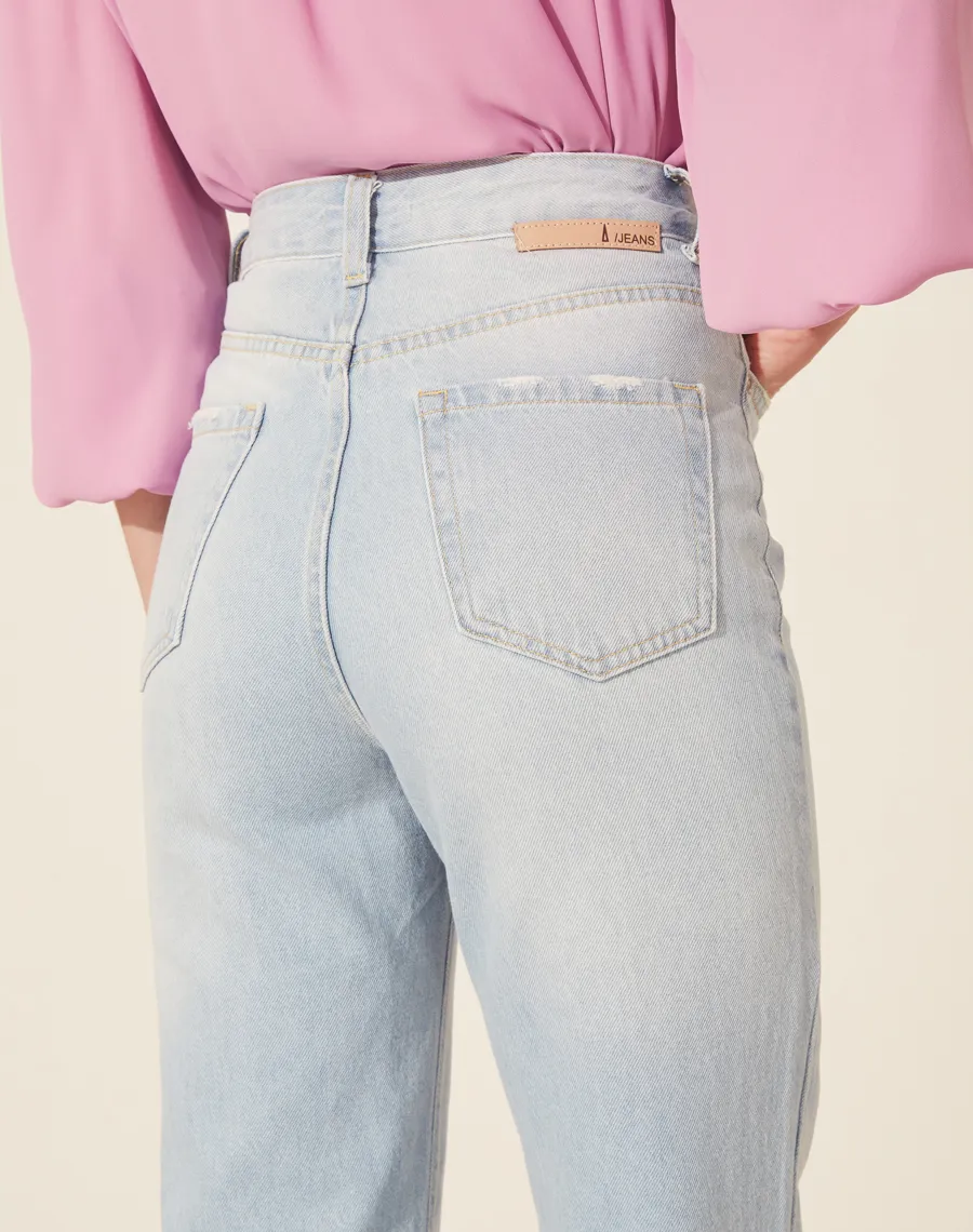 Calça Jeans Sophie Flare cintura alta confeccionada em algodão, dois bolsos frontais básicos e dois posteriores.<BR>Fechamento frontal com zíper e botão de metal.<BR>