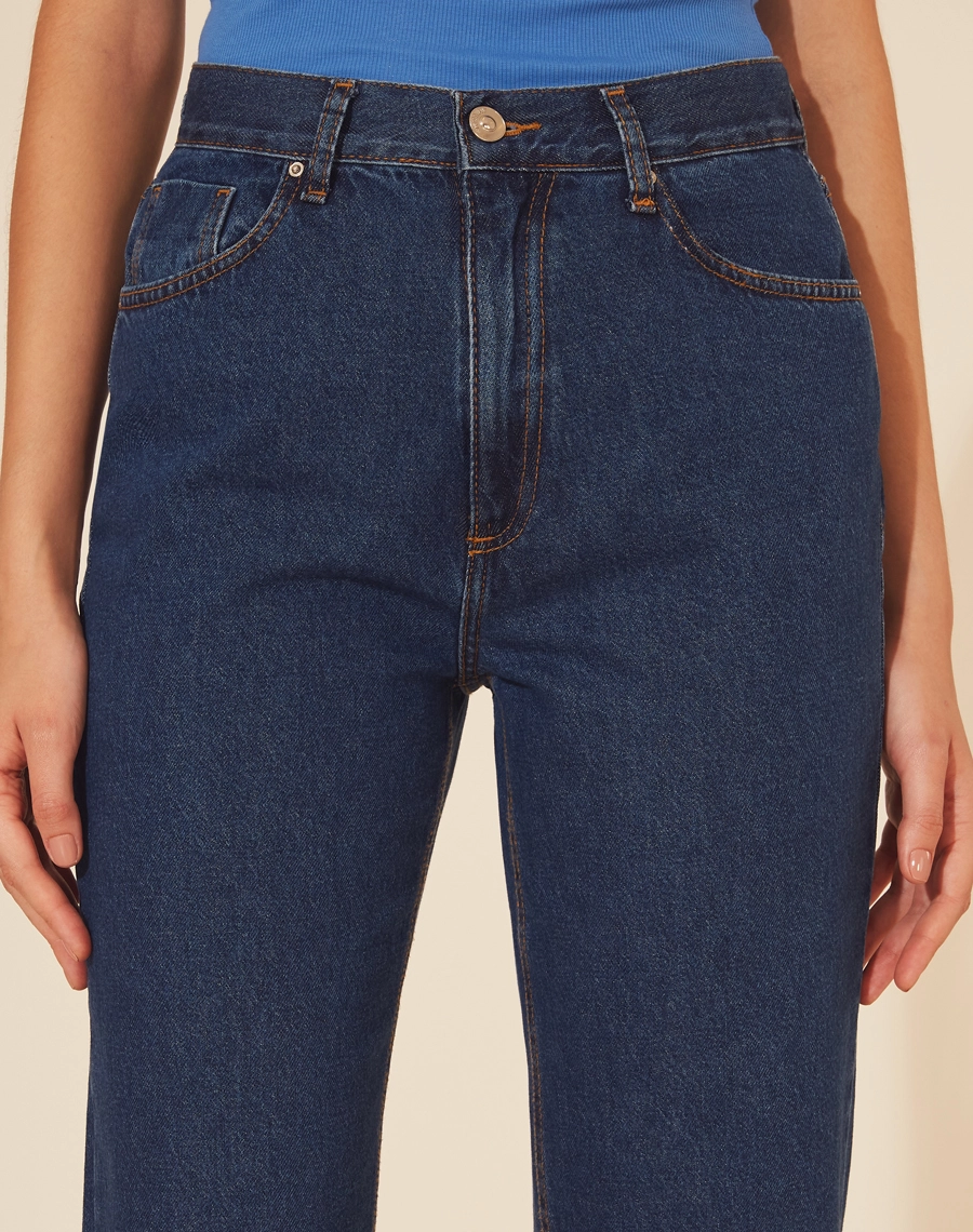 Calça Jeans confeccionada em algodão, cintura alta, dois bolsos frontais básicos e dois posteriores.
Fechamento frontal com zíper e botão de metal.<br/>



