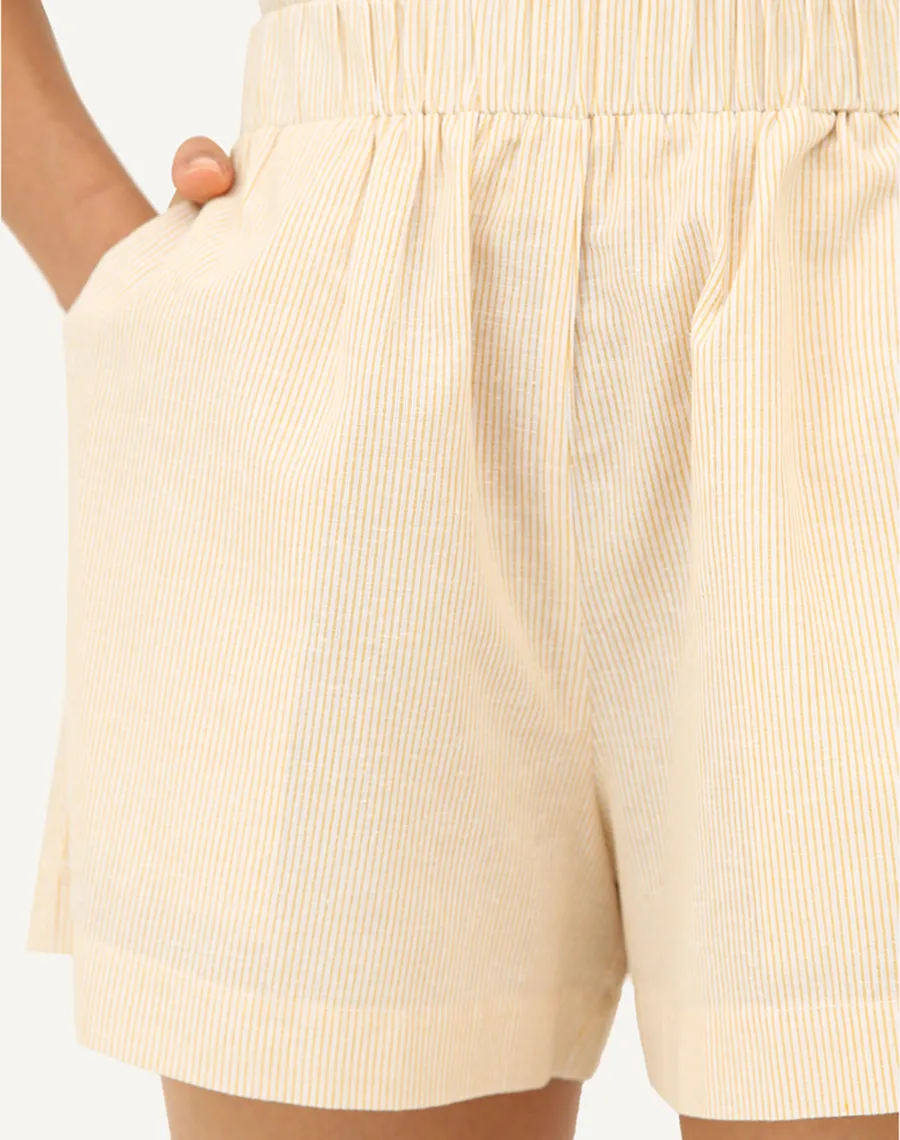 Shorts confeccionado em tecido misto de algodão e linho. Ideal para o dia a dia. Possui elástico interno na cintura e dois bolsos laterais embutidos.