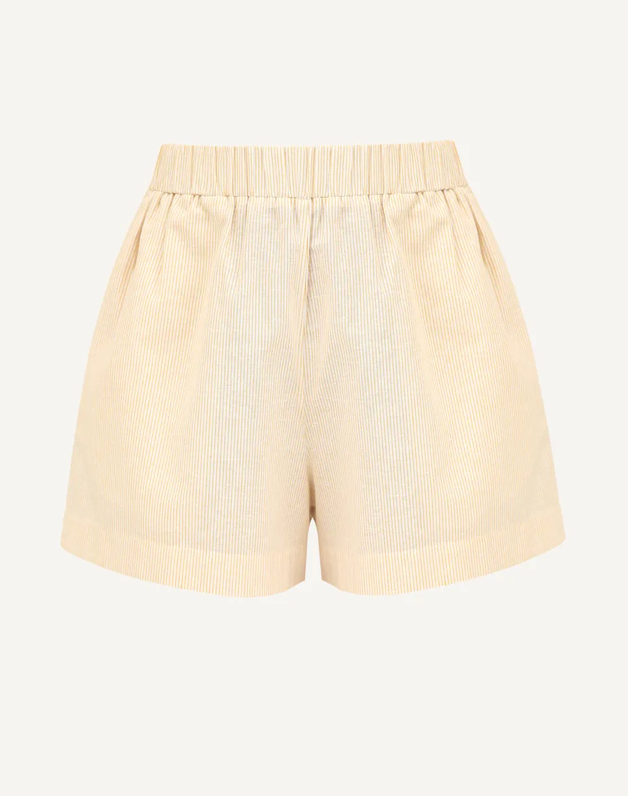 Shorts confeccionado em tecido misto de algodão e linho. Ideal para o dia a dia. Possui elástico interno na cintura e dois bolsos laterais embutidos.