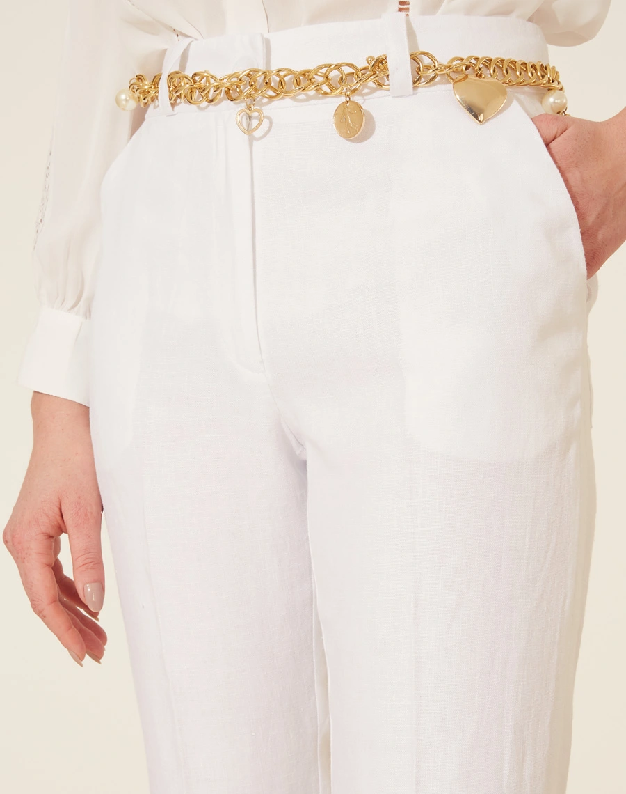 Calça Linho JS possui passadores, bolsos laterais estilo faca e bolsos atrás.
Seu fechamento por colchete e zíper.
