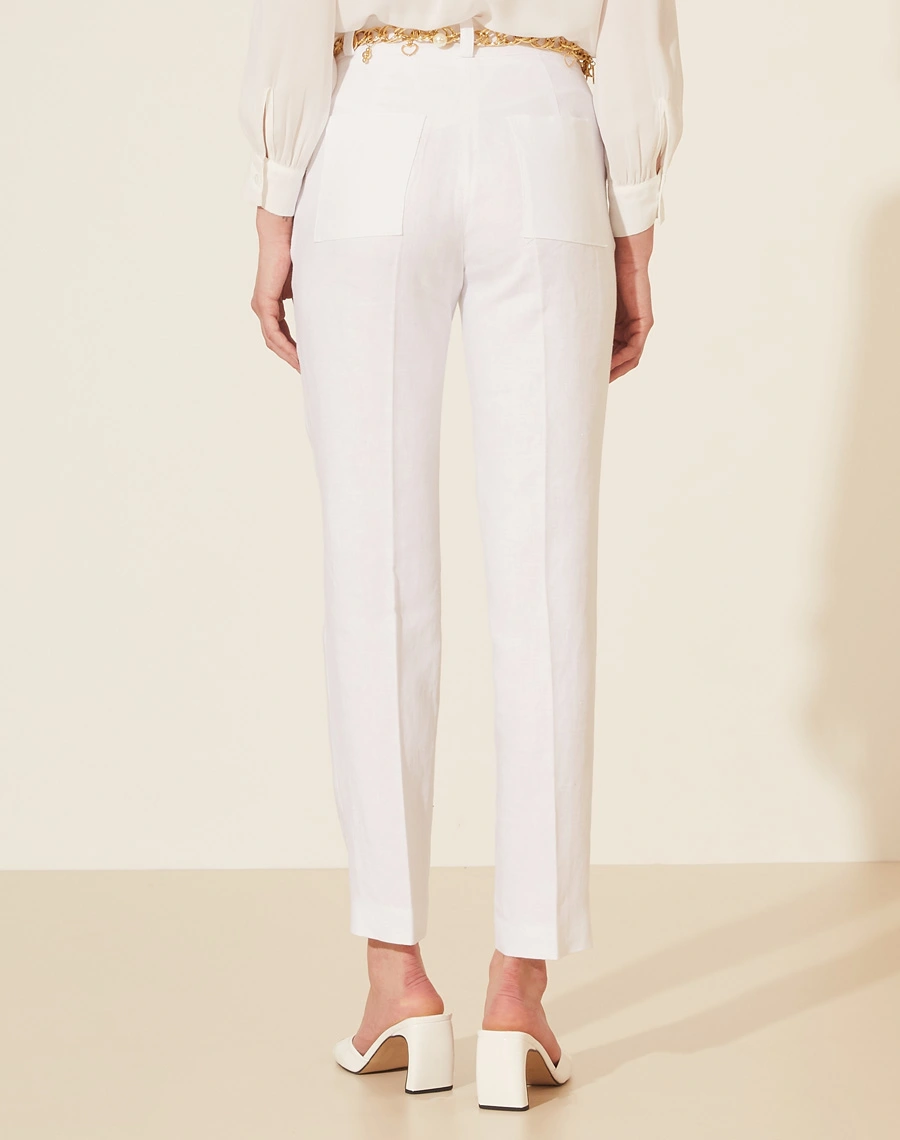 Calça Linho JS possui passadores, bolsos laterais estilo faca e bolsos atrás.
Seu fechamento por colchete e zíper.
