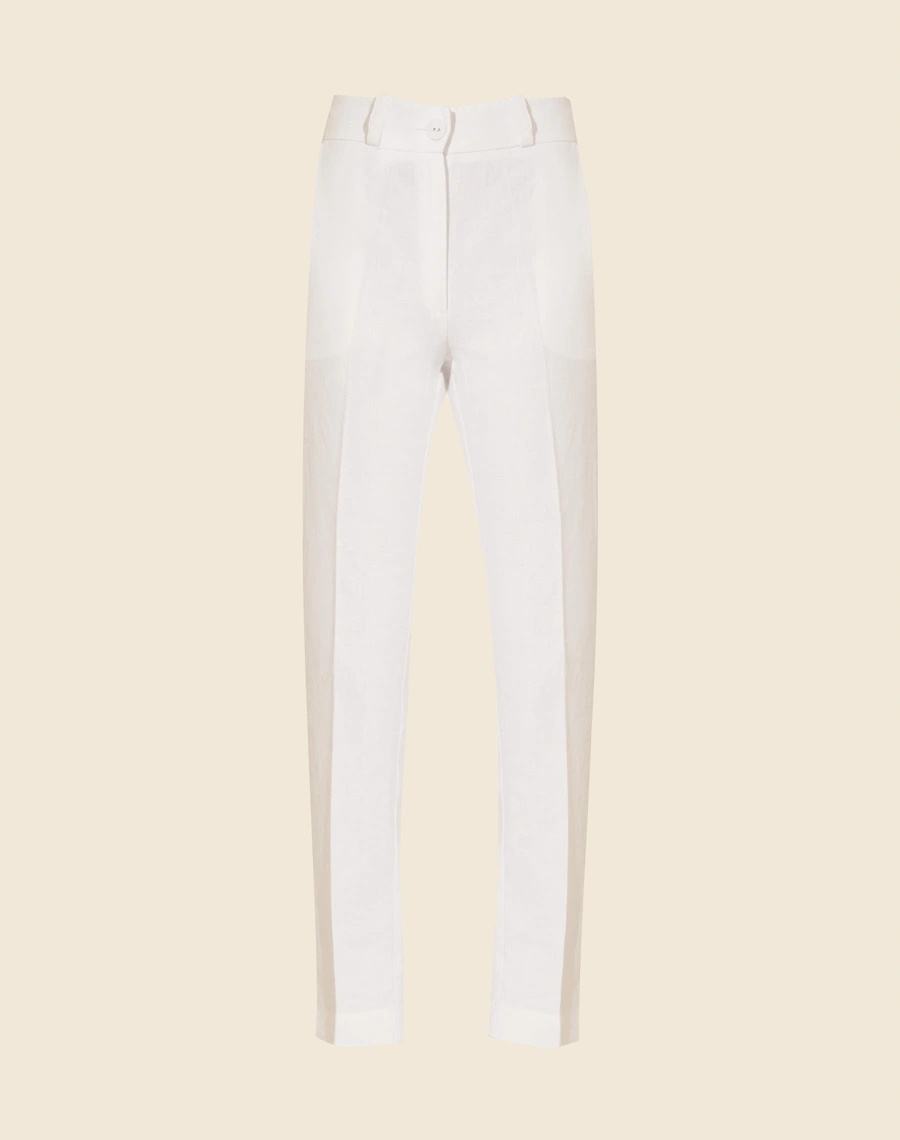 Calça Linho JS possui passadores, bolsos laterais estilo faca e bolsos atrás.
Seu fechamento por colchete e zíper.
