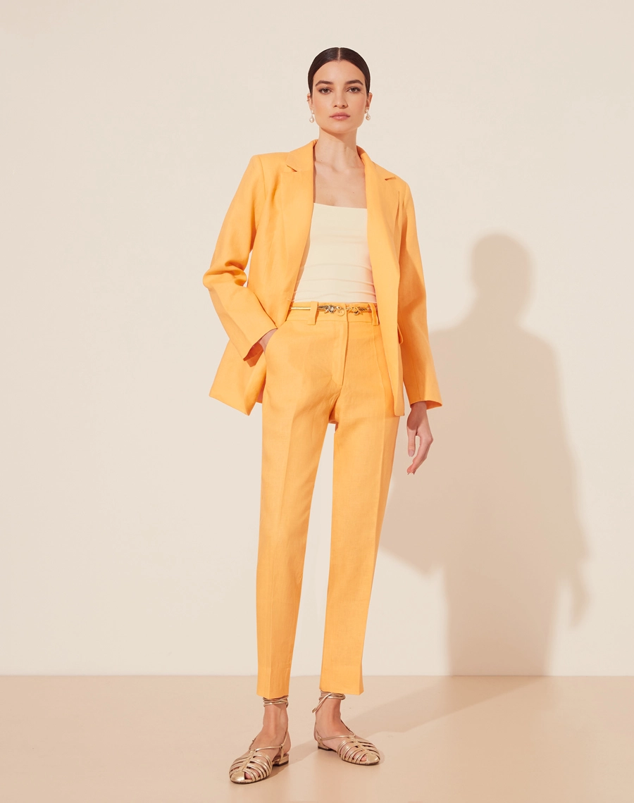 Calça Linho JS possui passadores, bolsos laterais estilo faca e bolsos atrás.
Seu fechamento por colchete e zíper.
