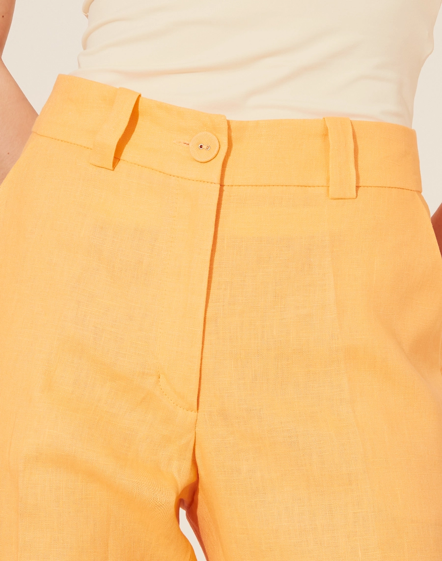 Calça Linho JS possui passadores, bolsos laterais estilo faca e bolsos atrás.
Seu fechamento por colchete e zíper.
