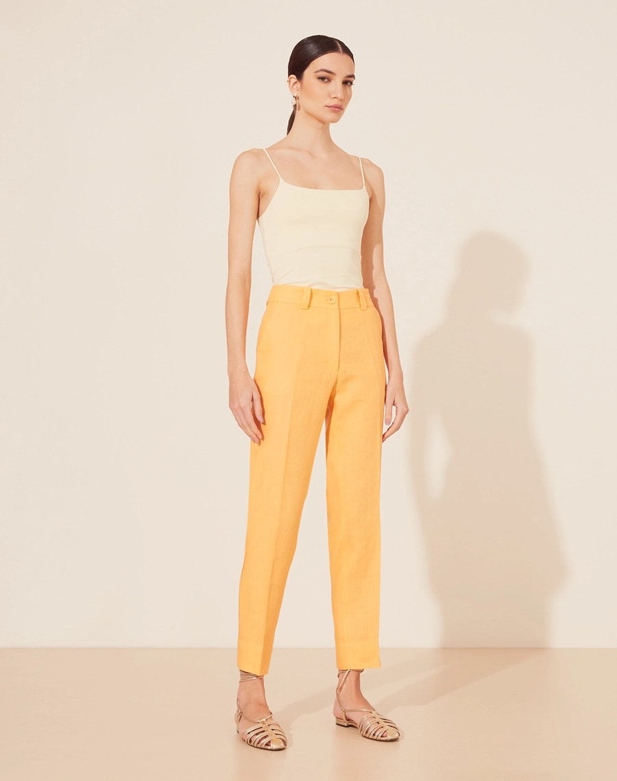 Calça Linho JS possui passadores, bolsos laterais estilo faca e bolsos atrás.
Seu fechamento por colchete e zíper.

