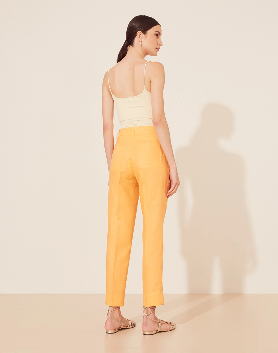 Calça Linho JS possui passadores, bolsos laterais estilo faca e bolsos atrás.
Seu fechamento por colchete e zíper.
