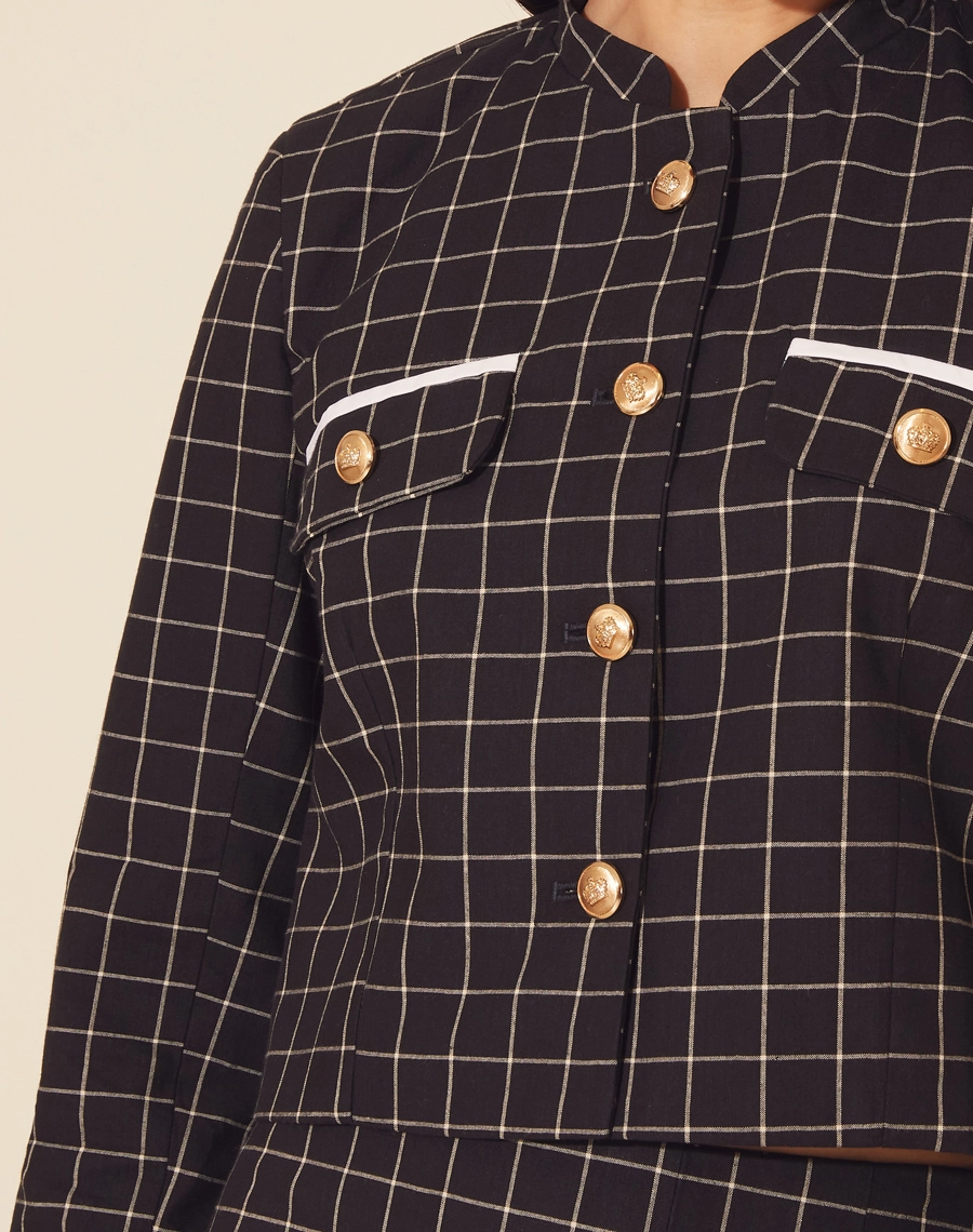 Casaco Petra confeccionado em algodão xadrez fio tinto, possui forro.
Seu fechamento frontal por botões dourados, dois bolsos falsos frontais. 
Punhos com dobraduras.
