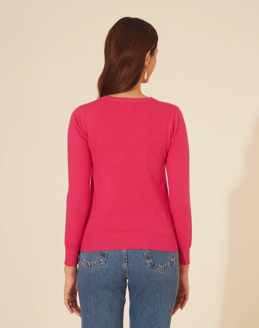 Suéter Lira, confeccionado em tricô.  <br/>
Possui modelagem mais justa o que modela o corpo, trazendo elegância para o look. 