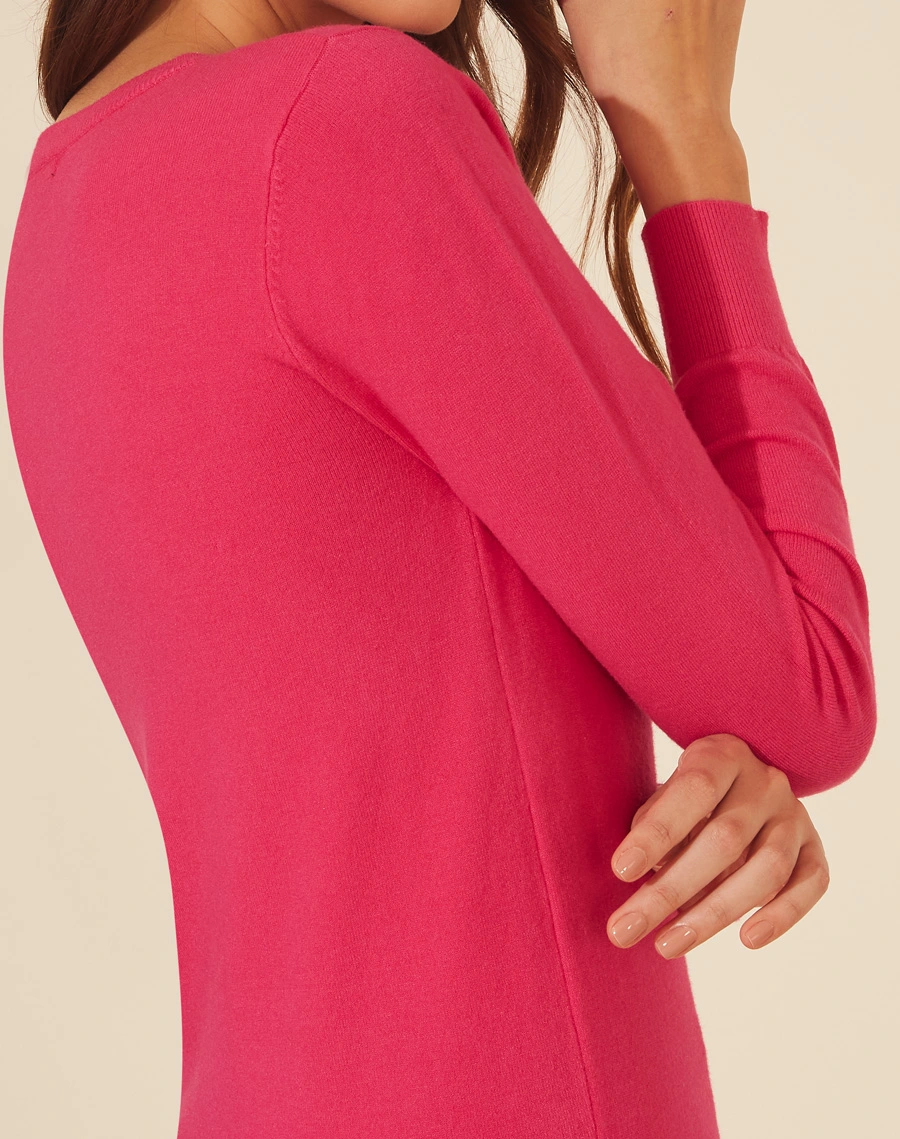 Suéter Lira, confeccionado em tricô.  <br/>
Possui modelagem mais justa o que modela o corpo, trazendo elegância para o look. 