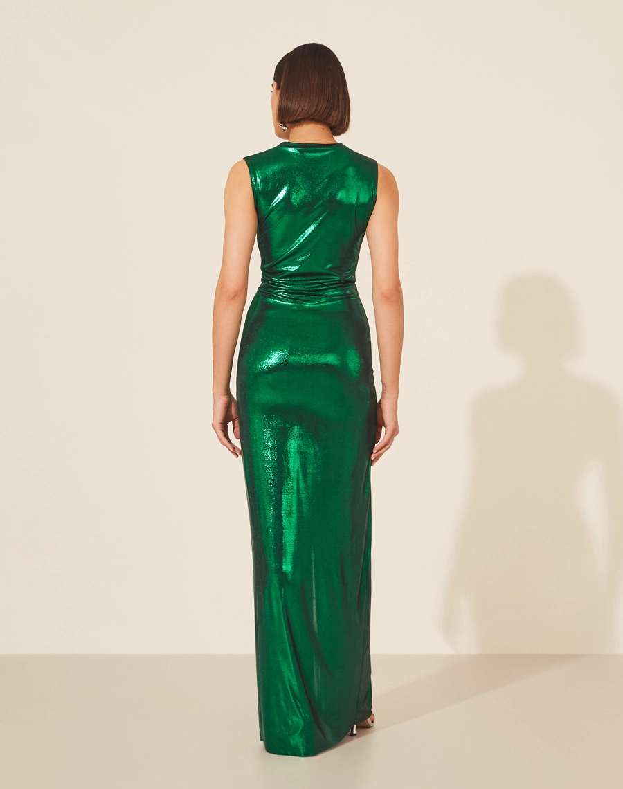 Vestido Lamê Oscar confeccionado em Malha Foil,  possuí decote V com detalhe torcido até a cintura.<br/>
Com forro curto e saia com fenda. Possui modelagem mais justa e seu fechamento é por zíper invisível lateral.