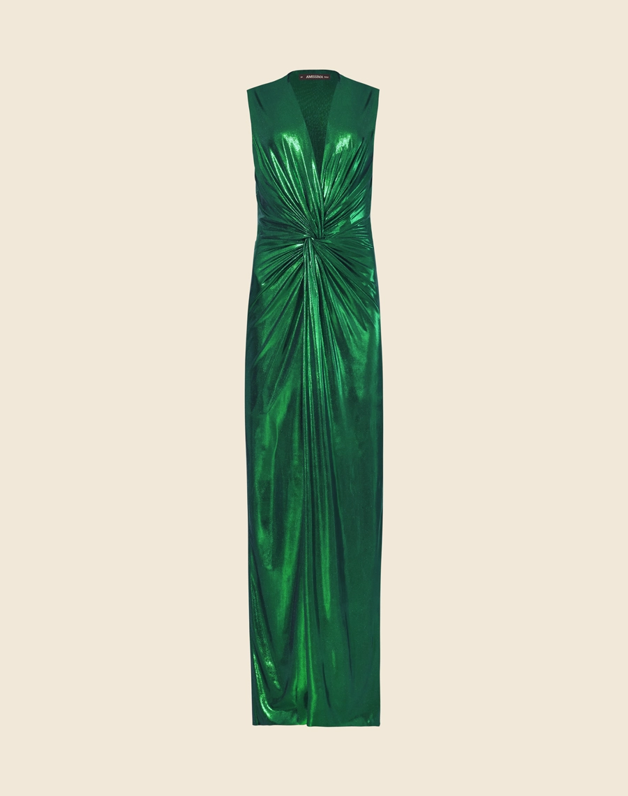 Vestido Lamê Oscar confeccionado em Malha Foil,  possuí decote V com detalhe torcido até a cintura.<br/>
Com forro curto e saia com fenda. Possui modelagem mais justa e seu fechamento é por zíper invisível lateral.