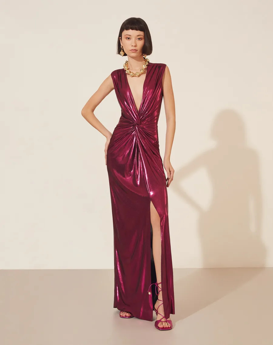 Vestido Lamê Oscar confeccionado em Malha Foil,  possuí decote V com detalhe torcido até a cintura.<br/>
Com forro curto e saia com fenda. Possui modelagem mais justa e seu fechamento é por zíper invisível lateral.