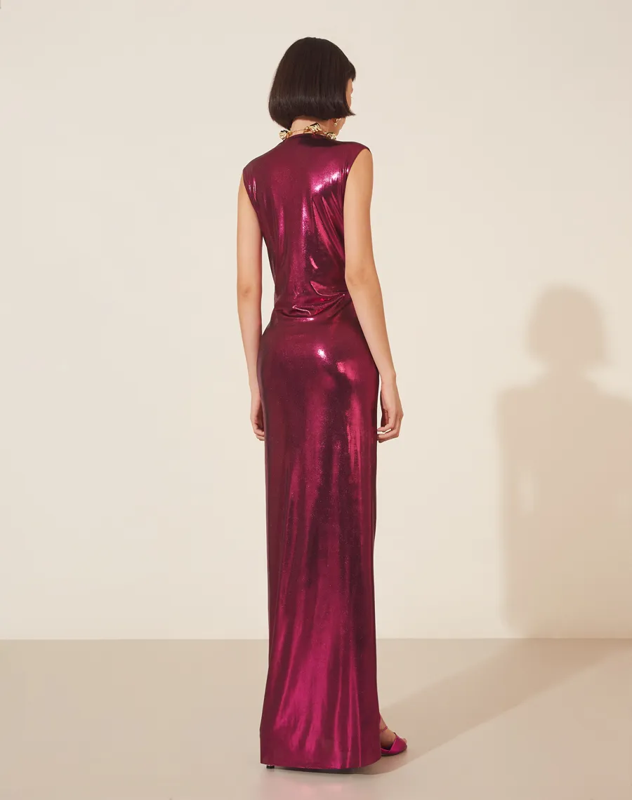 Vestido Lamê Oscar confeccionado em Malha Foil,  possuí decote V com detalhe torcido até a cintura.<br/>
Com forro curto e saia com fenda. Possui modelagem mais justa e seu fechamento é por zíper invisível lateral.