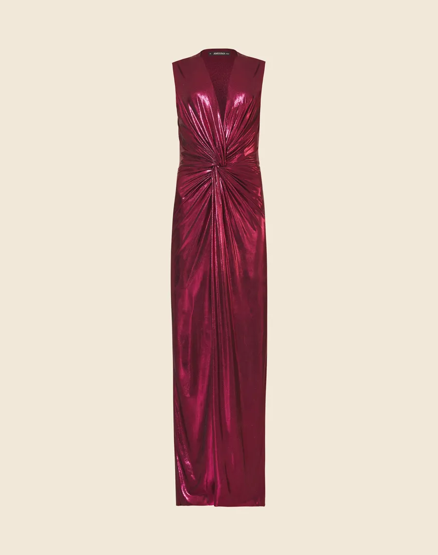 Vestido Lamê Oscar confeccionado em Malha Foil,  possuí decote V com detalhe torcido até a cintura.<br/>
Com forro curto e saia com fenda. Possui modelagem mais justa e seu fechamento é por zíper invisível lateral.