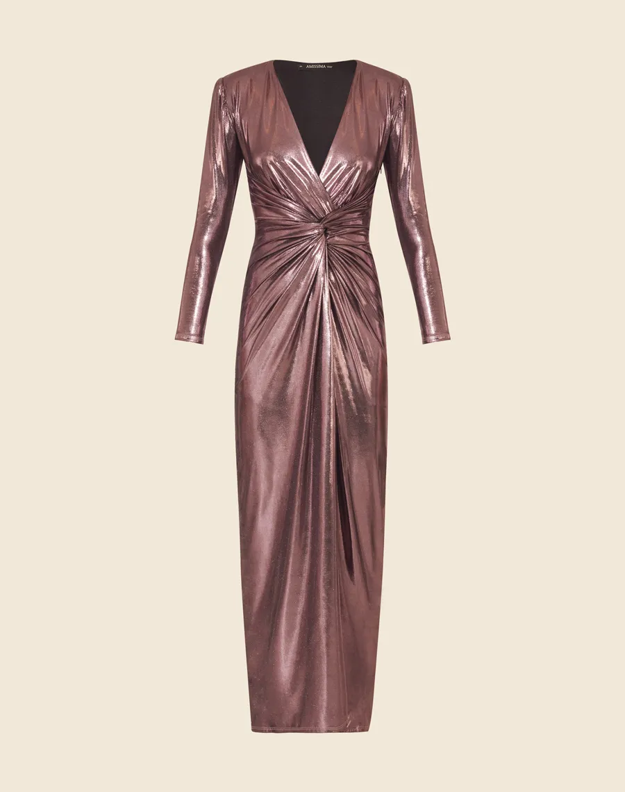 Vestido Longo Foil Jolie confeccionado em lamê, seu decote em V com detalhe torcido. <br/>
Possui forro curto com fenda frontal. <br/>
Seu fechamento é por zíper invisível lateral.<br/>