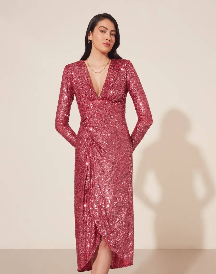 Vestido Midi Angelina em paetê possui decote V, ombreiras embutidas com detalhes drapeados na cintura em todo comprimento. 
Sua saia possui forro curto e modelagem mais justa ao corpo. 
Seu fechamento é por ziper invisível lateral.<br/>

