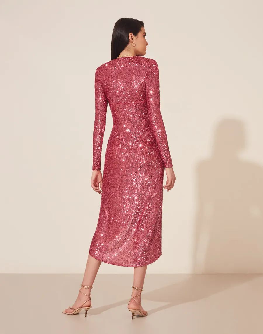 Vestido Midi Angelina em paetê possui decote V, ombreiras embutidas com detalhes drapeados na cintura em todo comprimento. 
Sua saia possui forro curto e modelagem mais justa ao corpo. 
Seu fechamento é por ziper invisível lateral.<br/>
