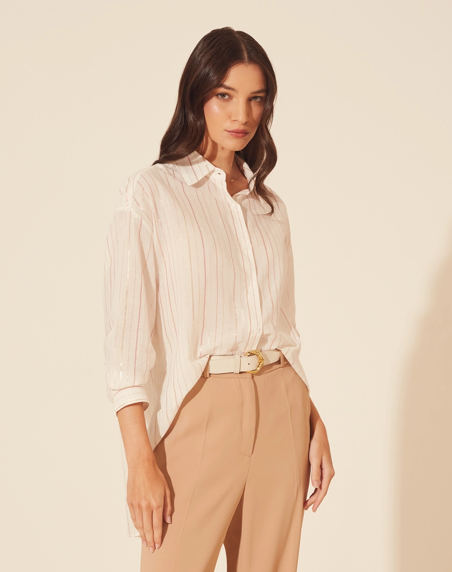 Camisa Maxi Safira confeccionada em Algodão Listrado. Possui gola esportiva e manga longa. <br/>
Fechamento frontal e nos punhos por botões de casa. <br/>