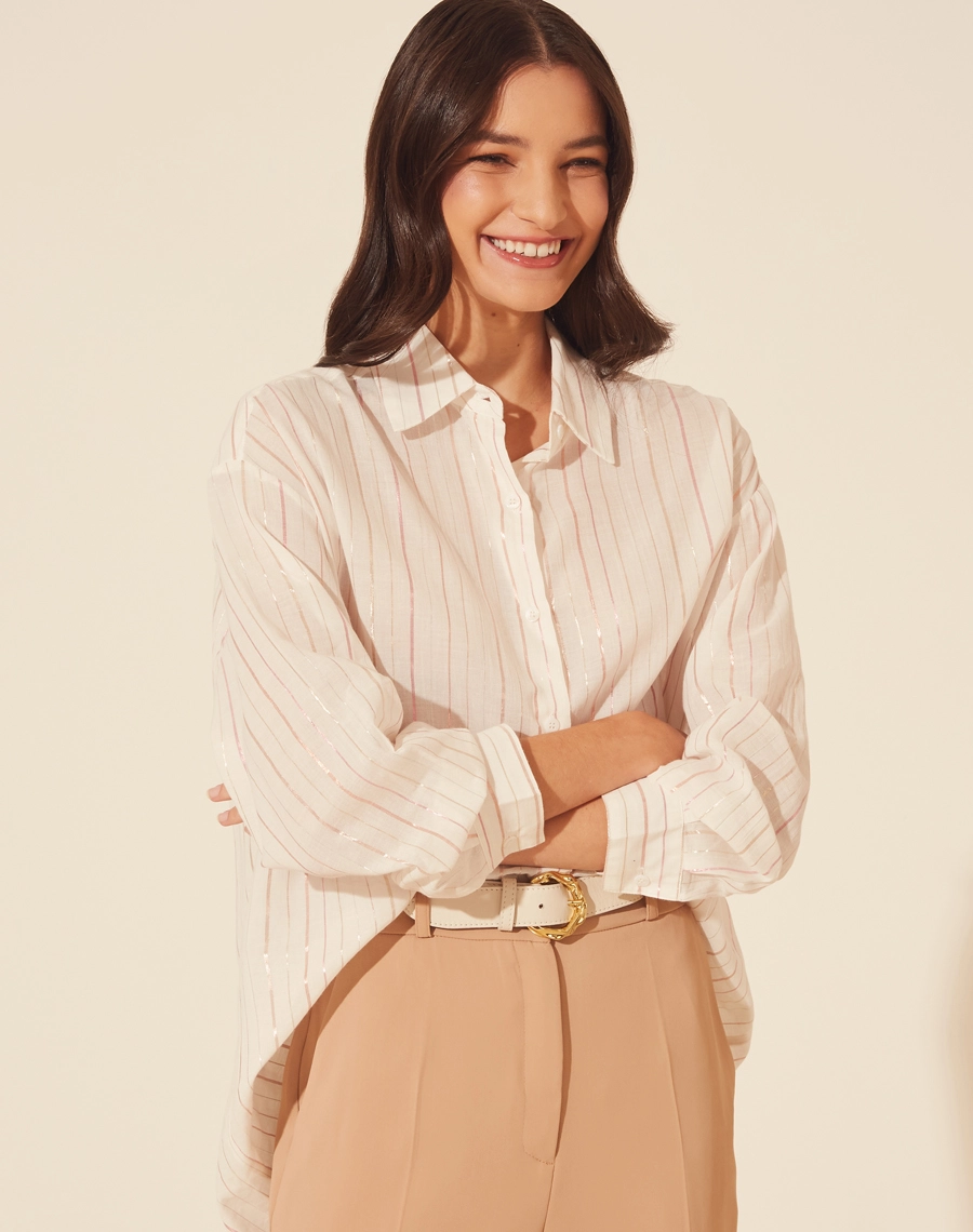 Camisa Maxi Safira confeccionada em Algodão Listrado. Possui gola esportiva e manga longa. <br/>
Fechamento frontal e nos punhos por botões de casa. <br/>