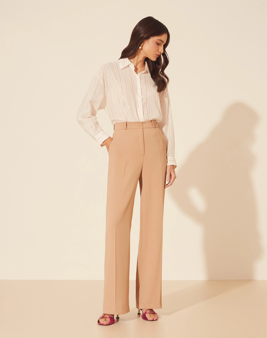 Camisa Maxi Safira confeccionada em Algodão Listrado. Possui gola esportiva e manga longa. <br/>
Fechamento frontal e nos punhos por botões de casa. <br/>