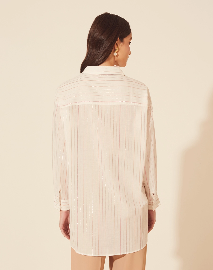 Camisa Maxi Safira confeccionada em Algodão Listrado. Possui gola esportiva e manga longa. <br/>
Fechamento frontal e nos punhos por botões de casa. <br/>