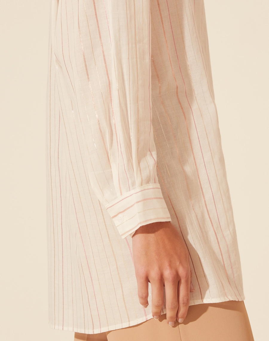 Camisa Maxi Safira confeccionada em Algodão Listrado. Possui gola esportiva e manga longa. <br/>
Fechamento frontal e nos punhos por botões de casa. <br/>