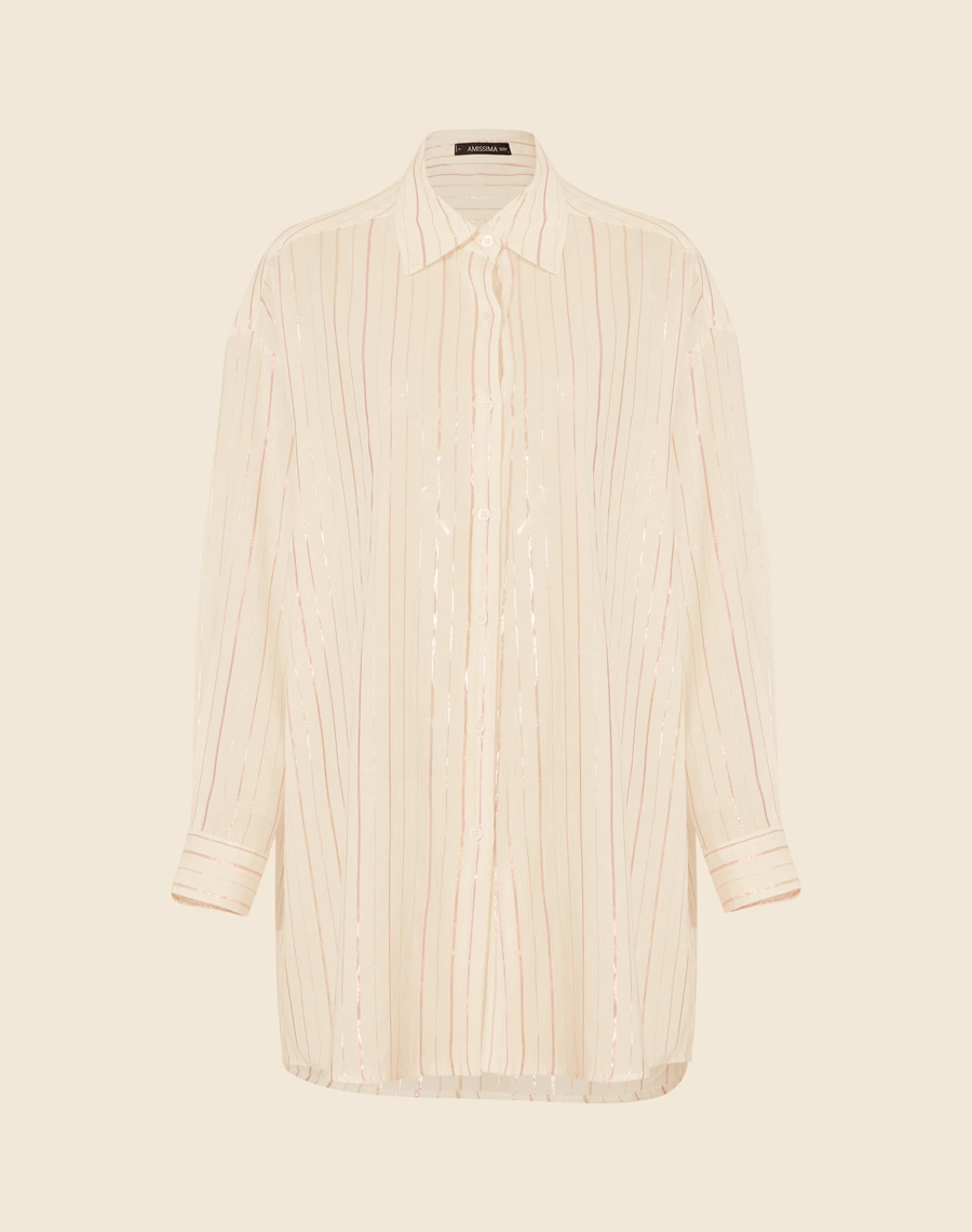 Camisa Maxi Safira confeccionada em Algodão Listrado. Possui gola esportiva e manga longa. <br/>
Fechamento frontal e nos punhos por botões de casa. <br/>