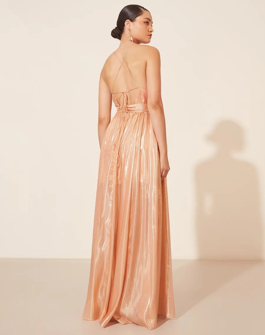 Vestido Longo de Alça confeccionado em Seda. Com decote frente unica, detalhes franzidos na cintura, costas abertas e alças finas para amarração. Silhueta acinturada, possuí forro curto e fenda lateral. Fechamento por zíper nas costas. <br/>