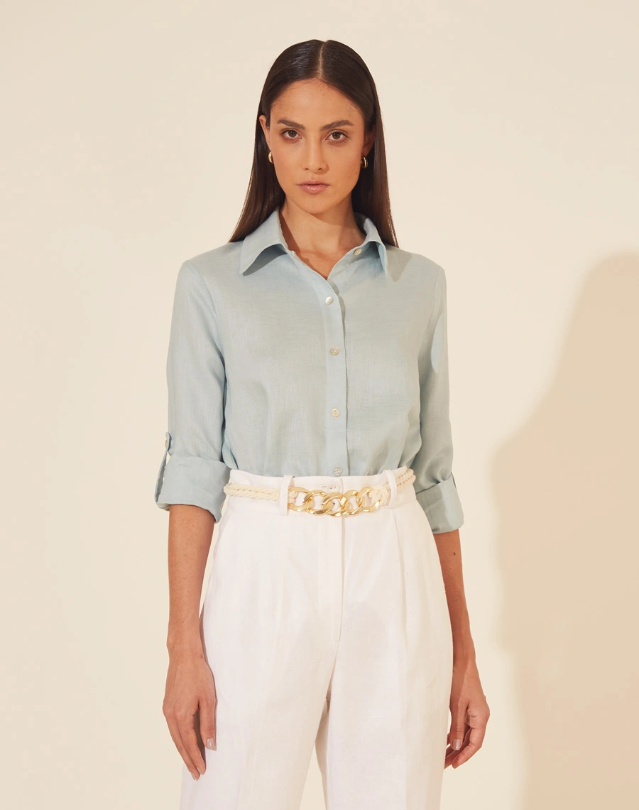Camisa Ruta confeccionada em Linho. Possui gola esportiva e mangas longas com martingale.  <br/>
Fechamento por botões frontais. <br/>
