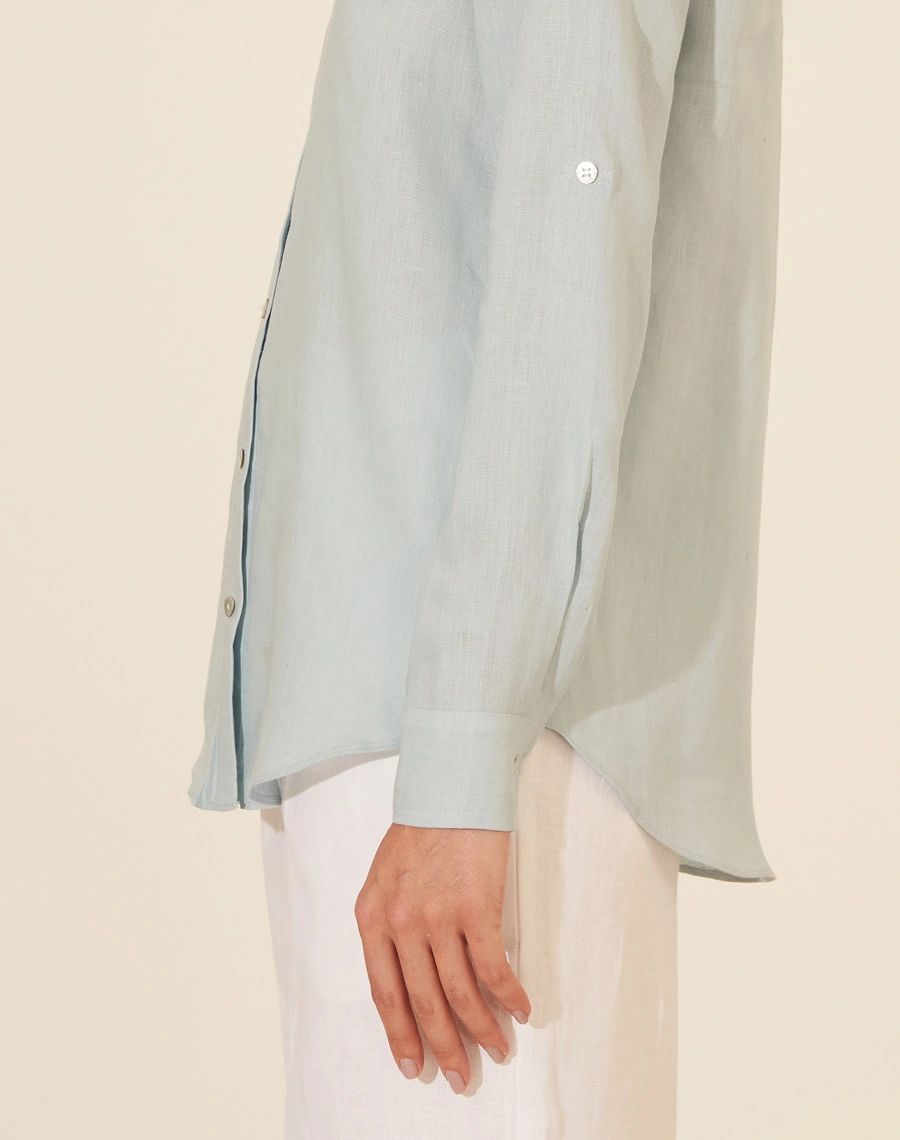 Camisa Ruta confeccionada em Linho. Possui gola esportiva e mangas longas com martingale.  <br/>
Fechamento por botões frontais. <br/>
