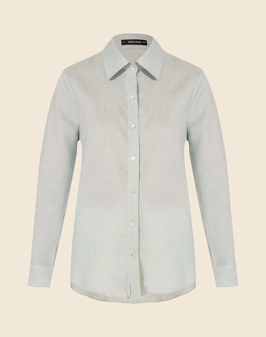 Camisa Ruta confeccionada em Linho. Possui gola esportiva e mangas longas com martingale.  <br/>
Fechamento por botões frontais. <br/>
