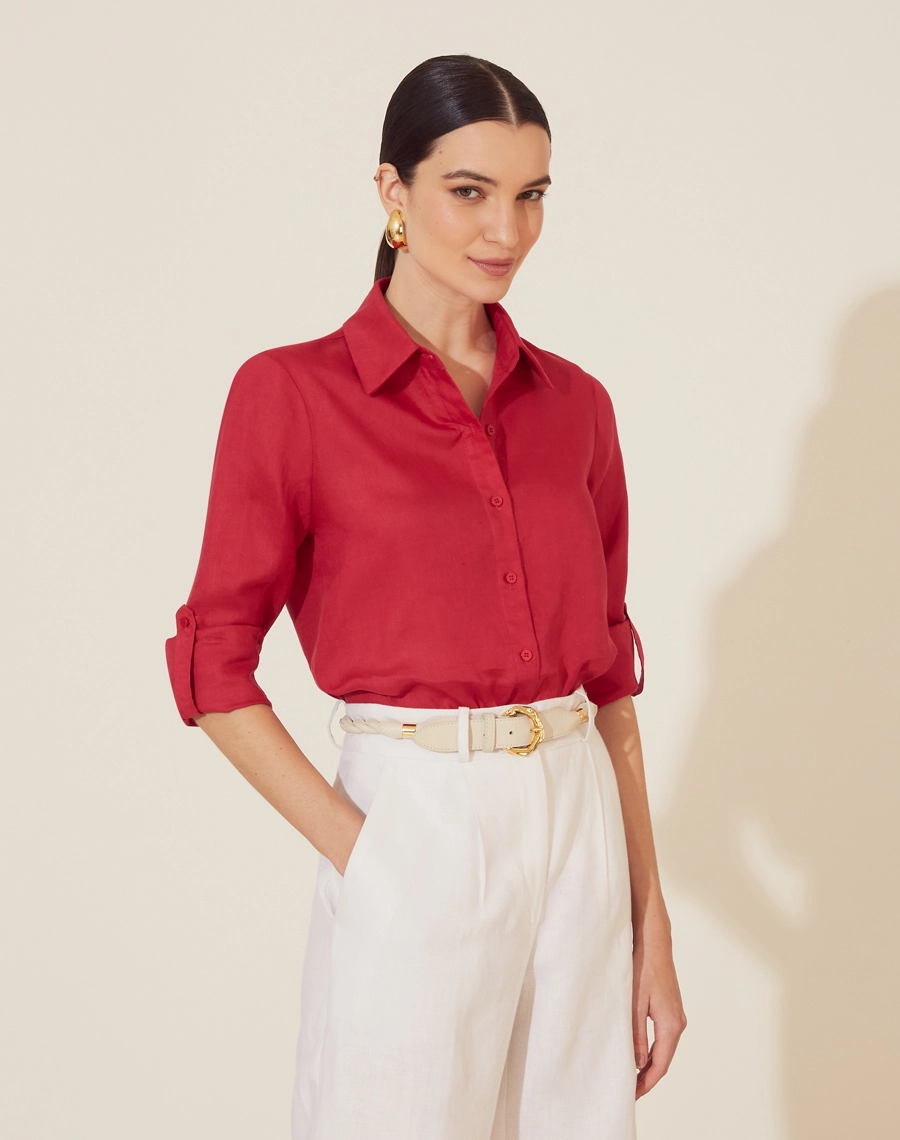 Camisa Ruta confeccionada em Linho. Possui gola esportiva e mangas longas com martingale.  <br/>
Fechamento por botões frontais. <br/>
