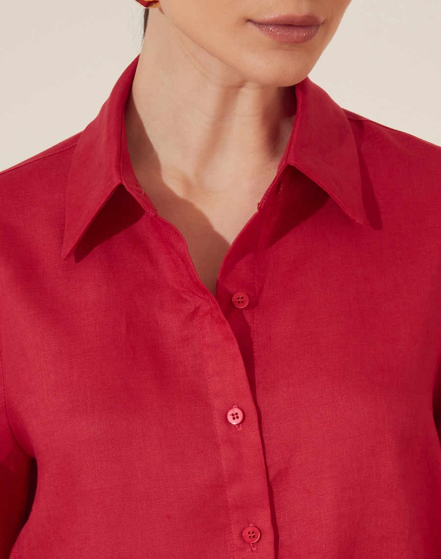 Camisa Ruta confeccionada em Linho. Possui gola esportiva e mangas longas com martingale.  <br/>
Fechamento por botões frontais. <br/>
